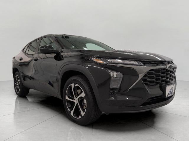 2025 Chevrolet Trax 1RS in Mosaic Black Metallic — front three-quarter view